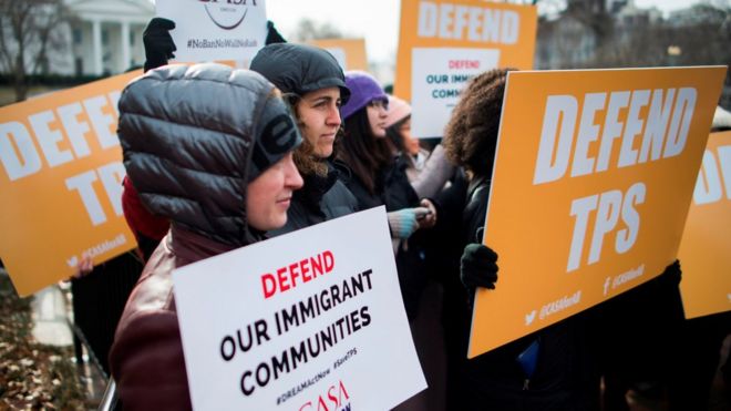 Иммигранты и активисты протестуют возле Белого дома, требуя, чтобы Министерство внутренней безопасности 8 января 2018 года продлило Временный охраняемый статус (TPS) для более чем 195 000 сальвадорцев в Вашингтоне, округ Колумбия.