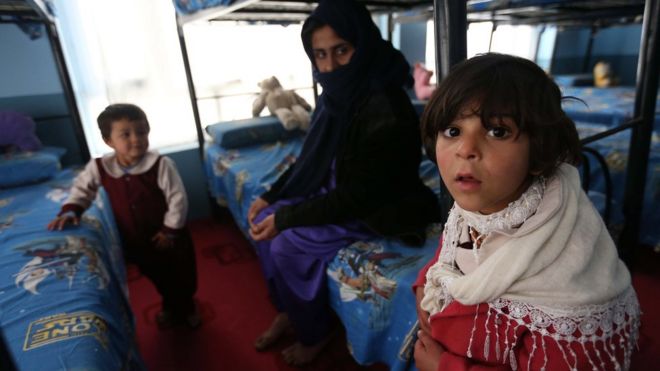 Афганская наркоманка сидит вместе со своими детьми в Центре реабилитации наркоманов (ARC) в Герате, Афганистан