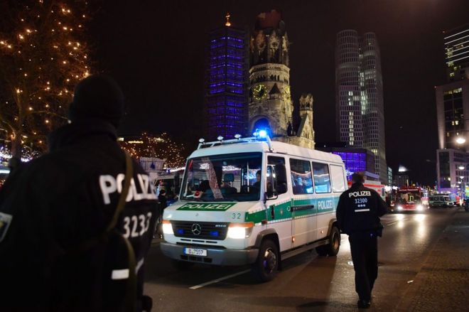 Полиция охраняет район на месте происшествия на рождественской ярмарке в Берлине