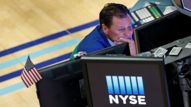 Трейдер работает на своем посту в Нью-Йоркской фондовой бирже (NYSE) в Нью-Йорке, США, 21 августа 2018 года.