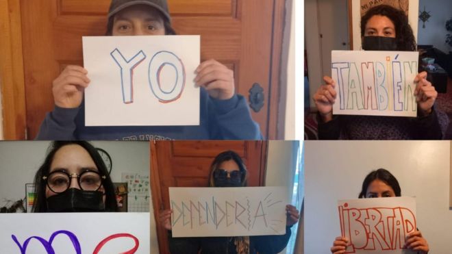 Las mujeres sostienen carteles que deletrean en español: "Yo también me defendería, libertad para Cynthia"