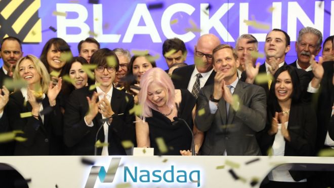 Тереза ??Такер и коллеги BlackLine на фондовой бирже Nasdaq в Нью-Йорке