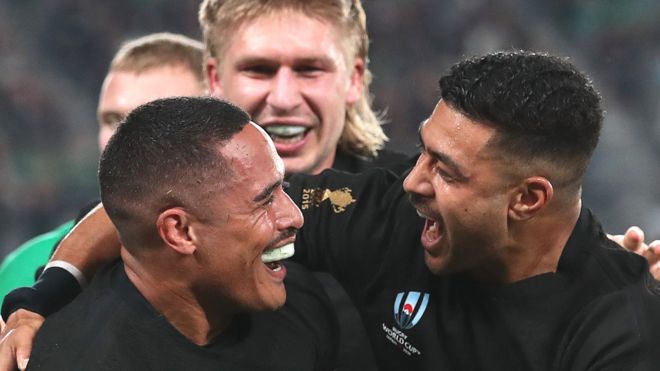 Aaron Smith of New Zealand celebrates with Richie Mo'unga of New Zealand