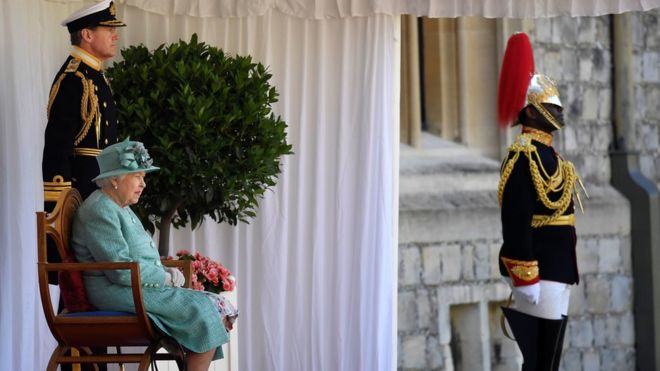 Королева Елизавета II во время официальной церемонии дня рождения в Виндзорском замке