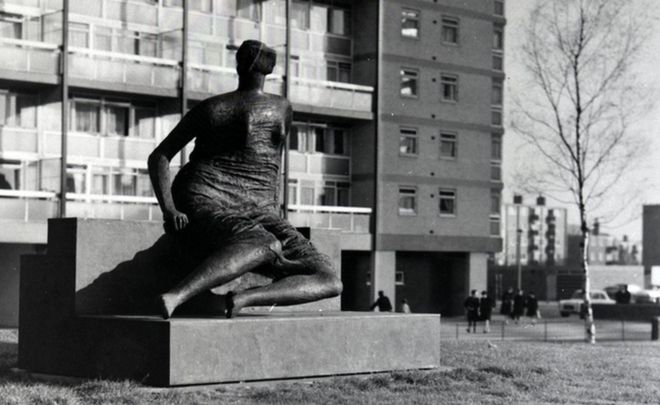 Скульптура Генри Мура «Драпированная сидящая женщина» в ее первоначальном положении в Стиффорд Эстейт