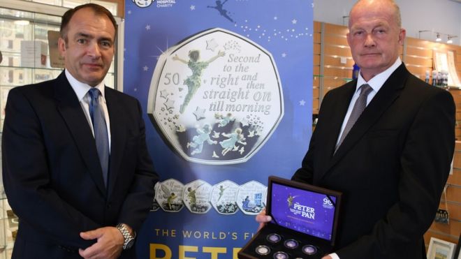 Министр казначейства Альфред Каннан MHK и Билл Хендерсон MLC с памятным набором монет