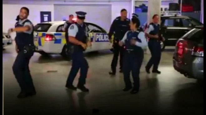 踊る警察官 動画がSNSで話題に