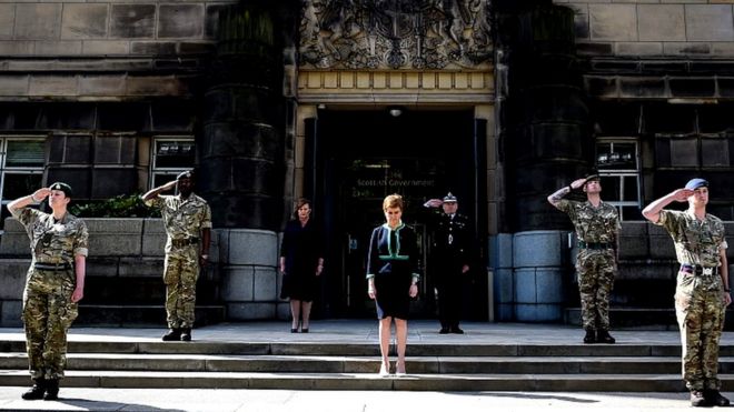 Первый министр Никола Стерджен соблюдает двухминутное молчание в Эдинбурге