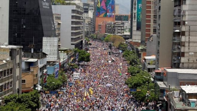 Люди участвуют в митинге оппозиции в Каракасе, Венесуэла, 8 апреля 2017 года
