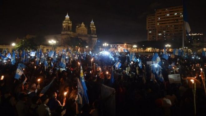 Protesta en Guatemala para pedir la dimisión del presidente Jimmy Morales por su gestión del desastre tras la erupción del Volcán de Fuego.