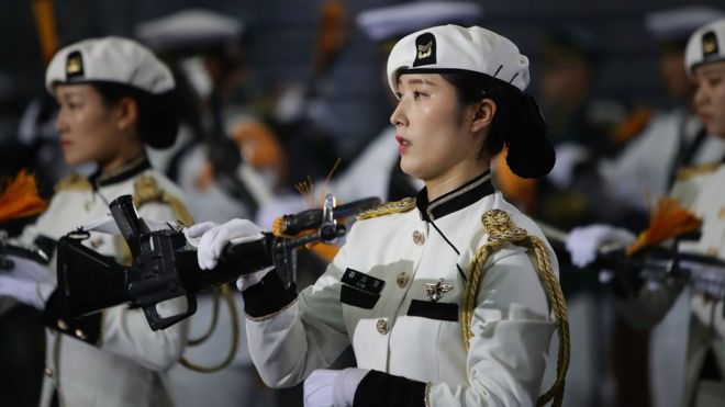 Солдат из Южной Кореи выступает во время 64-й годовщины соглашения о перемирии в Корейской войне.