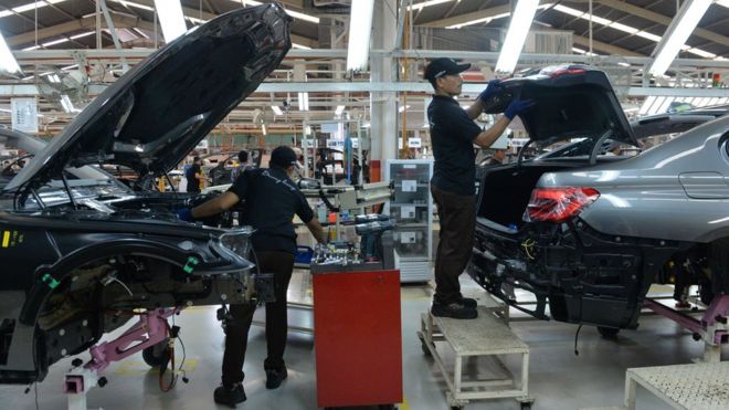 Pekerja di pabrik mobil mewah BMW 7-series di Jakarta, 30 November 2016