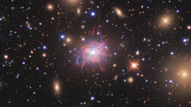 Изображение галактики Персей в видимом свете, на котором заметно не видны огромные облака газа, видимые на изображениях, сделанных по рентгеновским данным.