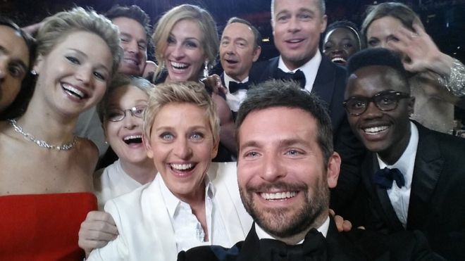 Брэдли Купер снимает селфи со множеством знаменитостей на Оскаре в 2014 году