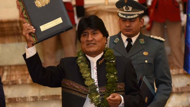 Evo Morales promulgando la ley de la coca