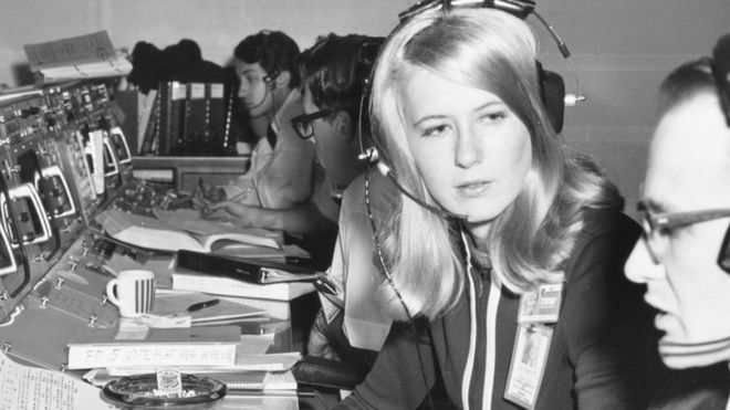 Frances Northcutt en el centro de control de la NASA en Houston en 1969