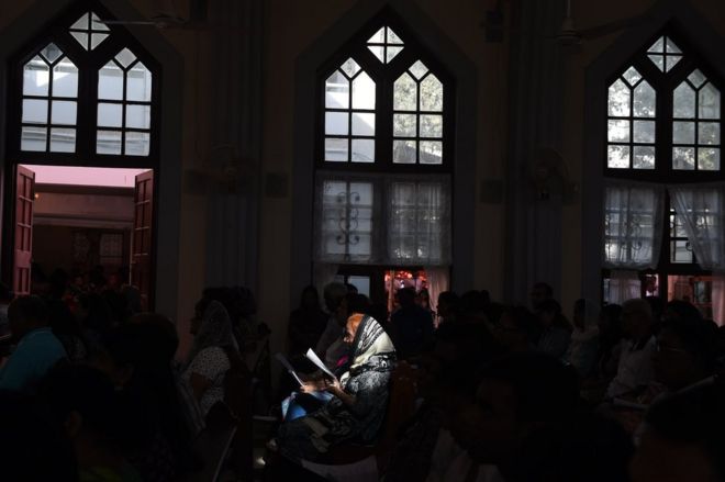 Поклонники пакистанских христиан посещают мессу, чтобы отметить Страстную пятницу в церкви Святого Антония в Карачи 25 марта 2016 года
