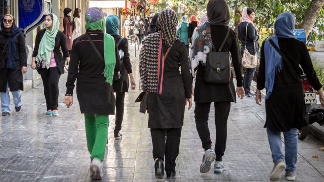 Женщины, идущие в Исфахане (фото из архива)