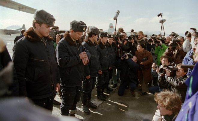 Красноармейцы в окружении иностранной прессы ждут в кабульском аэропорту в феврале 1989 года, во время вывода Советской Армии из Афганистана.