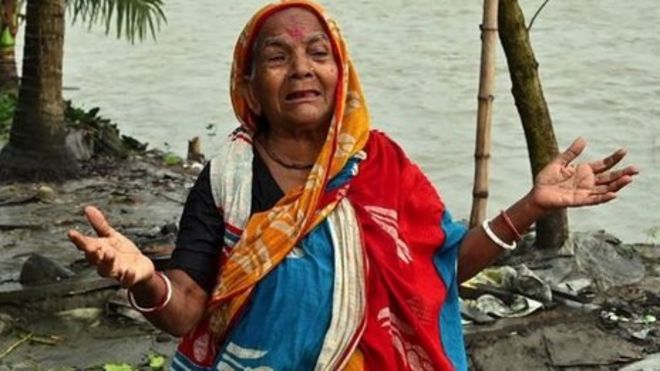 امرأة تبكي وسط الفيضانات