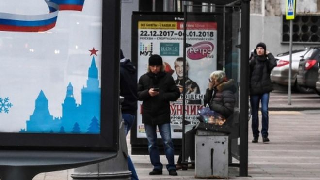 Люди на зупинці у Москві
