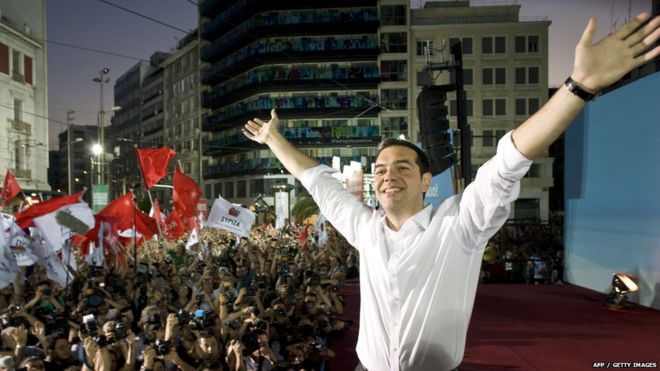 Лидер партии «Сириза» Алексис Ципрас приветствует своих сторонников во время главного предвыборного митинга 14 июня 2012 года