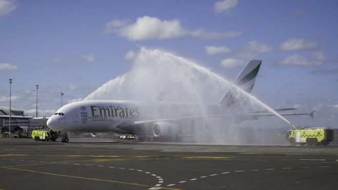 Emirates Airbus A380 вскоре после приземления в Окленде