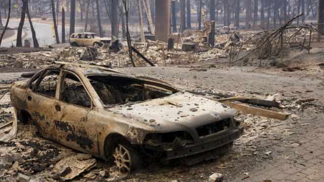 Сгоревший автомобиль сидит на подъездной дороге в доме Рая в округе Бьютт, штат Калифорния, 11 ноября 2018 года