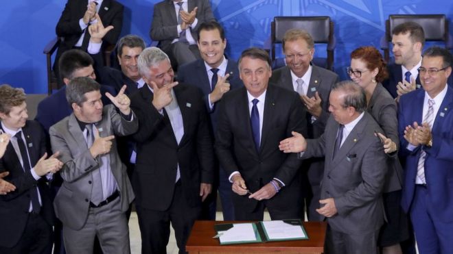 Bolsonaro assina novo decreto sobre armas