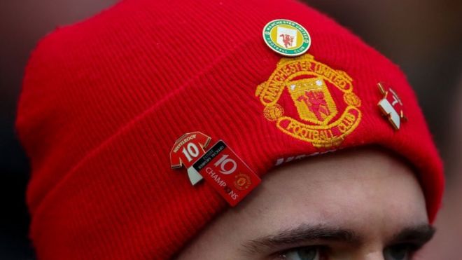 Манчестер Юнайтед фанат в шляпе
