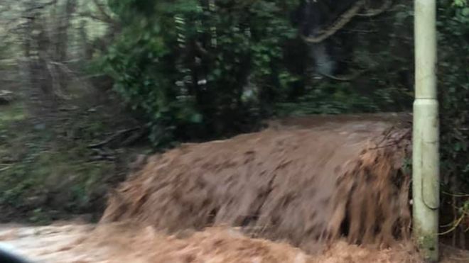 Наводнение на Лланьяран-роуд между Талбот-Грин и Лланьяран