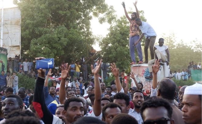 Демонстранты во время сидячей забастовки в военном штабе в Хартуме, Судан, понедельник, 8 апреля 2019 года