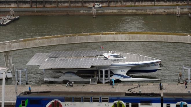 Самая большая в мире солнечная лодка в настоящее время пришвартована на Сене