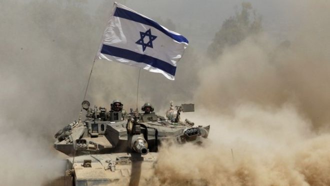 دبابة اسرائيلية تحمل العلم الاسرائيلي (صورة من الأرشيف)