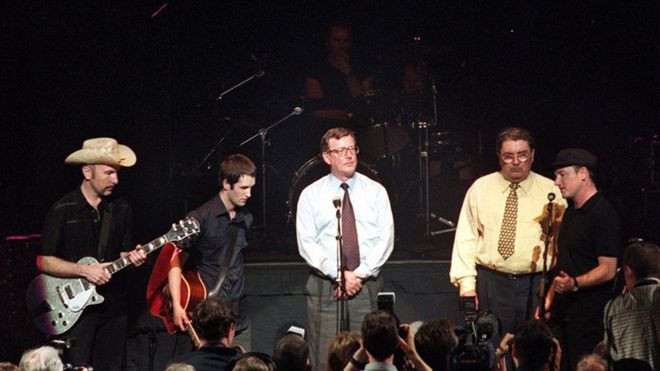 U2's The Edge, Эш Тим Уилер с Дэвидом Тримблом, Джоном Хьюмом и Боно