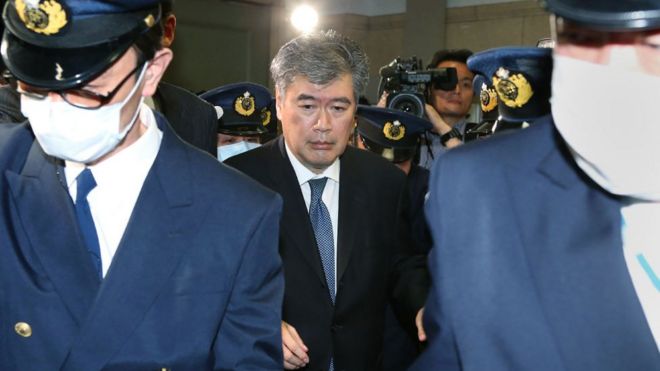 На этом снимке, сделанном 16 апреля 2018 года, заместитель министра финансов Японии Дзюнъити Фукуда покидает министерство финансов в Токио