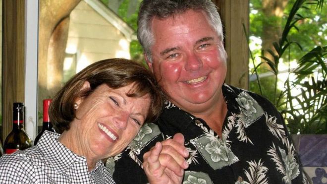 На этой недатированной фотографии, предоставленной Джулией Двайер в субботу, 7 января 2017 года, изображены ее друзья Энн Андрес и ее муж Терри из Вирджиния-Бич