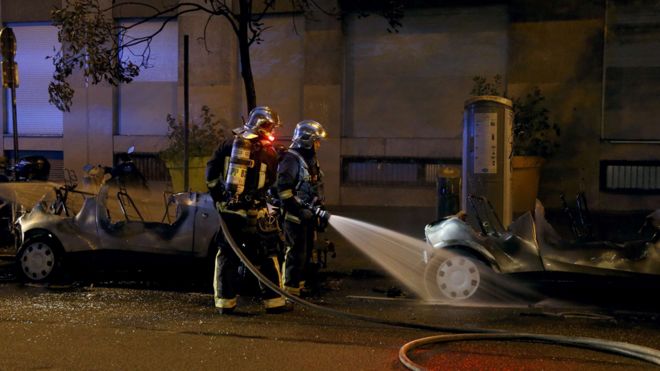 Французские пожарные тушат пожары, которые уничтожили два электромобиля Autolib, 14 июня 16