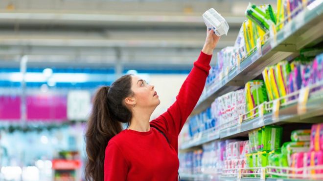 mujer comprando