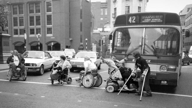 инвалиды, останавливающие движение