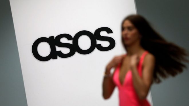 Модель на подиуме дома в штаб-квартире Asos