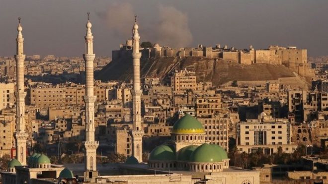 دخان يتصاعد من المنطقة بقلعة حلب التاريخية في حلب القديمة