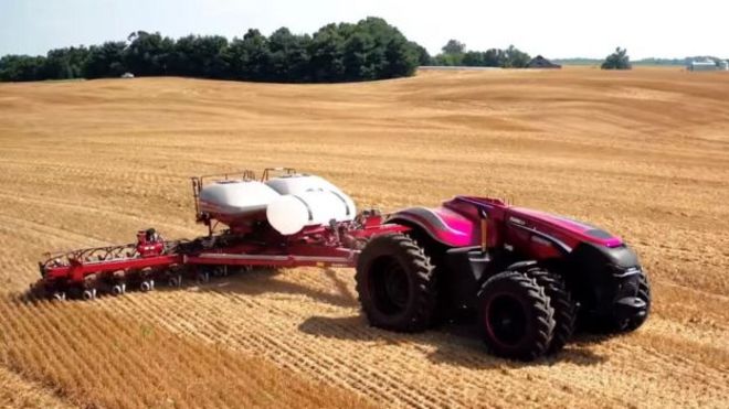 Автономный трактор в поле
