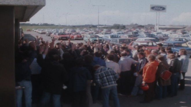 Рабочие голосуют за возвращение к работе после первой забастовки в декабре 1981 года