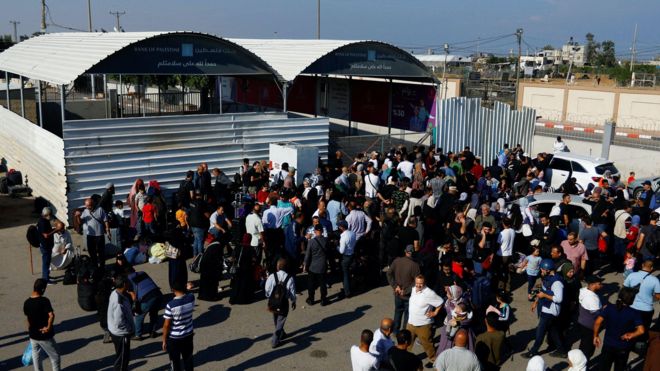 Personas en el paso de Rafah