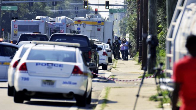 Полицейские рядом с местом нападения