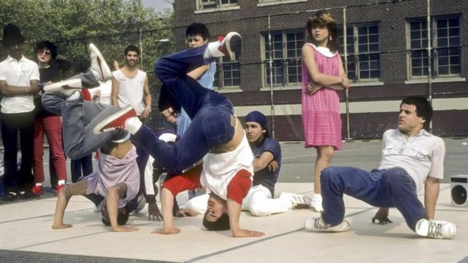 اجرای گروه «راک استدی کرو» در نیویورک در سال ۱۹۸۳ در اولین پروژه هولمن به عنوان مدیر