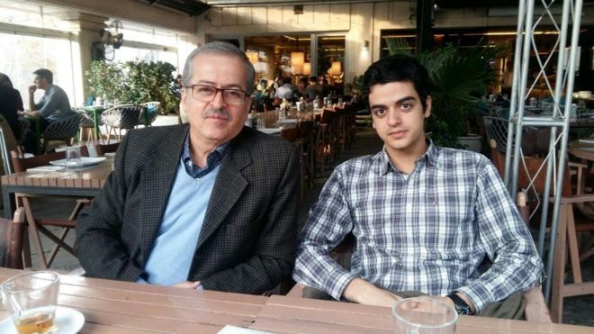 علی یونسی دانشجوی نخبه زندانی در کنارپدرش یوسف یونسی/ عکس از توییتر رضا یونسی