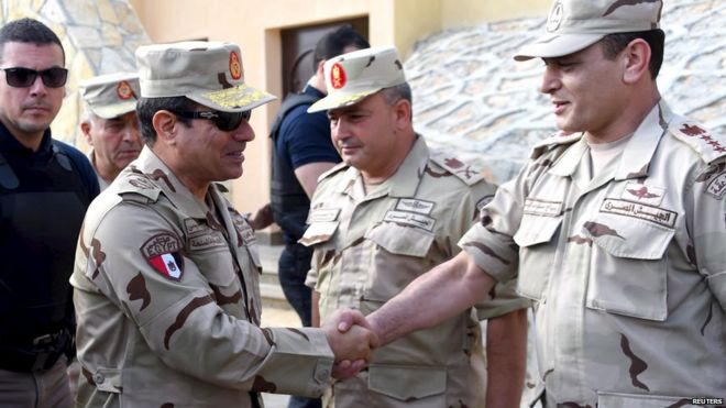 Президент Египта Абдул Фаттах ас-Сиси (второй слева) встречается с представителями египетских вооруженных сил на Синайском полуострове (4 июля 2015 года)