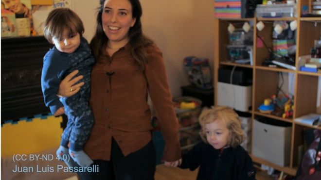 Captura de pantalla de un video de Stella Morris y de sus hijos Gabriel y Max.